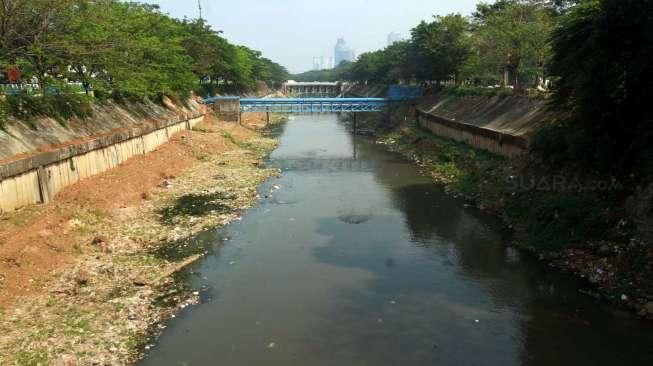 Sungai Ciliwung di kawasan Manggarai, Jakarta, Jumat (31/7). [suara.com/Oke Atmaja]