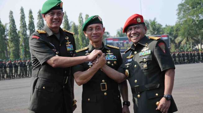 Kepala Staf Angkatan Darat Jenderal TNI Mulyono melantik 10 perwira tinggi TNI AD.