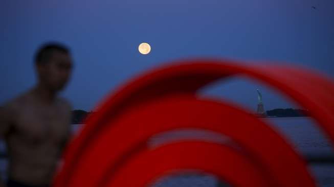 Masyarakat di beberapa belahan Bumi, hari Jumat (31/7/2015) menyaksikan Blue Moon alias fenomena Bulan Biru. [Reuters/Eduardo Munoz]