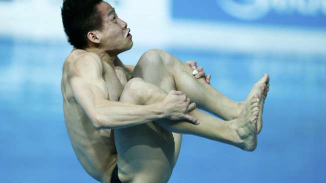 Atlet loncat indah Cina, He Chao, beraksi di final cabang springboard 3 m pada Aquatics World Championships di Kazan, Rusia, (31/7). [Reuters/Hannibal Hanschke]