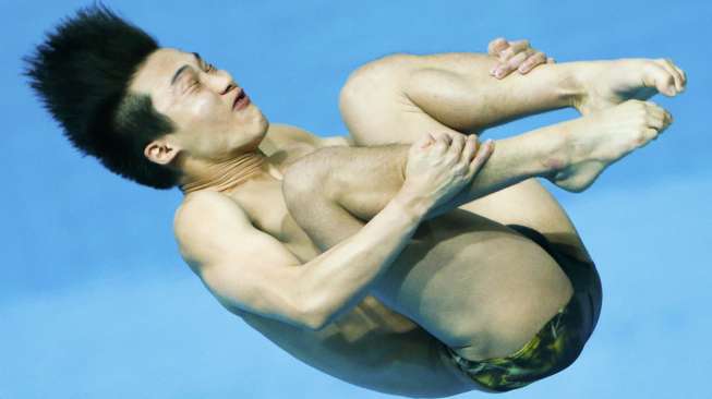 Atlet loncat indah Korea, Woo Ha-ram, beraksi di final cabang springboard 3 m pada Aquatics World Championships di Kazan, Rusia, (31/7). [Reuters/Hannibal Hanschke]