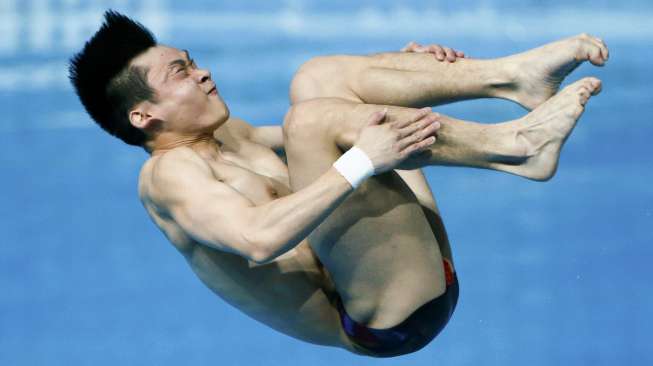 Atlet loncat indah Cina, Cao Yuan, beraksi di final cabang springboard 3 m pada Aquatics World Championships di Kazan, Rusia, (31/7). [Reuters/Hannibal Hanschke]