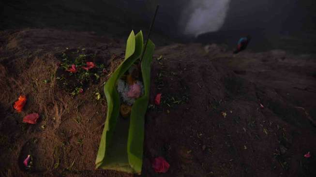 Masyarakat suku Tengger ketika ritual labuh sesaji ke kawah Gunung Bromo saat upacara adat Yadnya Kasada, Probolinggo, Jawa Timur, Sabtu (1/8).