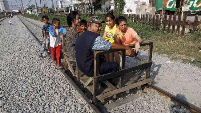 Keberadaan lori ini dimanfaatkan sebagai sarana transportasi alternatif bagi warga yang bermukim di kawasan pinggir rel.