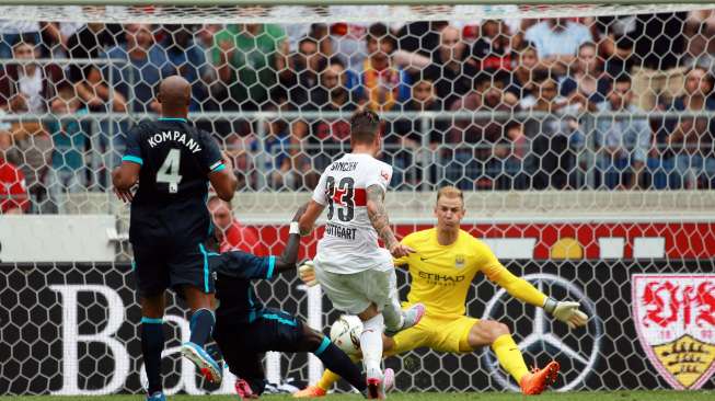 Daniel Ginczek mencetak gol keempat Stutgart ke gawang Manchester City. Reuters / John Marsh Livepic