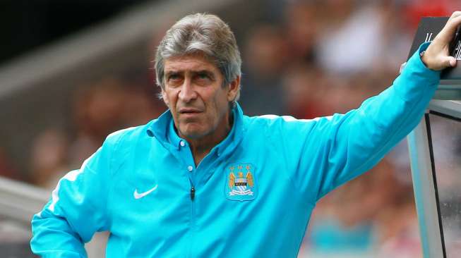 Manajer Manchester City Manuel Pellegrini menyaksikan skuatnya. Reuters / John Marsh Livepic