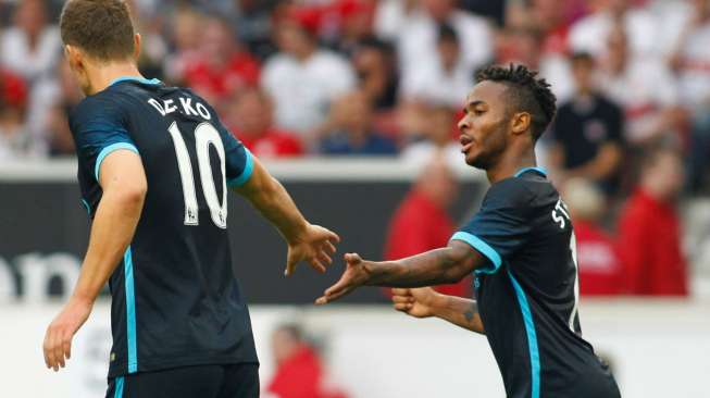 Edin Dzeko merayakan golnya dengan Raheem Sterling setelah mencetak gol kedua Manchester City. Reuters / John Marsh Livepic