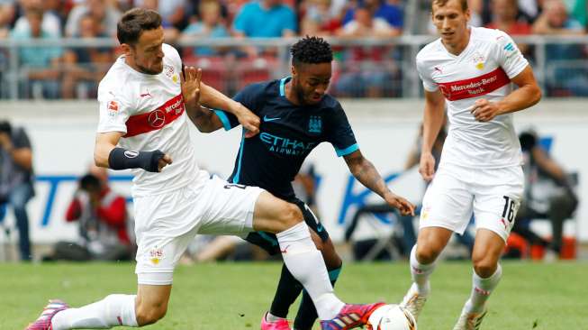 Pemain Manchester City Raheem Sterling mencoba melewati dua pemain VfB Stuttgart. Reuters / John Marsh Livepic