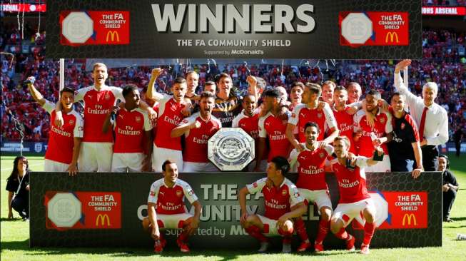 Punggawa Arsenal merayakan kemenangannya dalam duel Community Shield kontra Chelsea di Stadion Wembley, London, Minggu (2/8/2015)