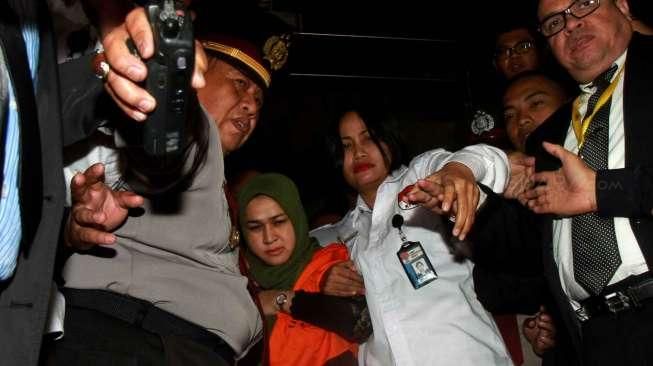 KPK menahan Gubernur Sumatera Utara Gatot Pujo Nugroho dan istri Evy Susanti dalam kasus dugaan suap terhadap hakim dan panitera Pengadilan Tata Usaha Negara (PTUN) di Kota Medan. [Suara.com/Oke Atmaja]