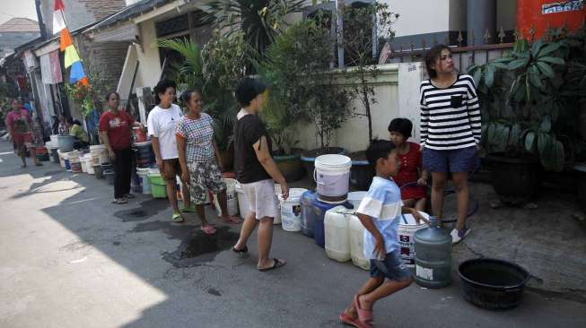 Warga Kecamatan Bulak Teko, Kalideres, Jakarta Barat antre air bersih (4/8)