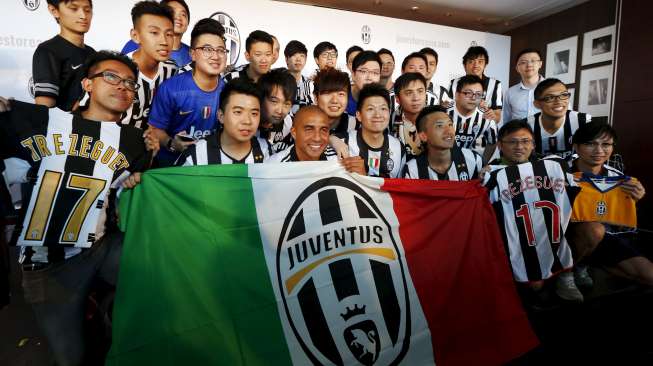 Pemain Legendaris Juventus David Trezeguet menghadiri acara pembukaan toko online Juve di Hongkong (4/8) [Reuters/Bobby Yip]