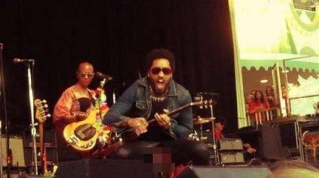 Lenny Kravitz Pamer Penis saat Konser di Stockholm