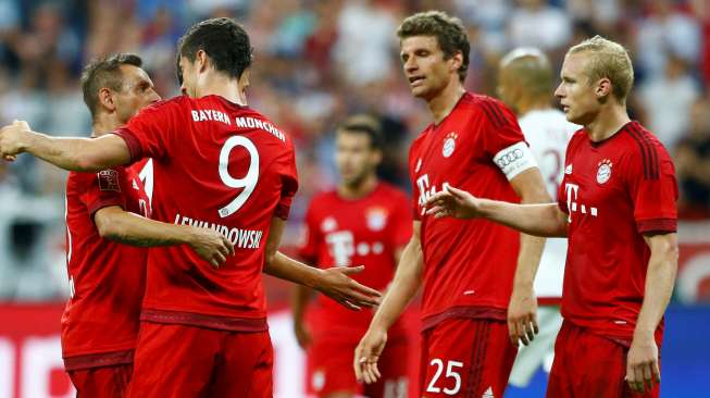 Pemain Bayern Munich Robert Lewandowski (2 kiri) merayakan golnya ke gawang AC Milan. Reuters/Michaela Rehle