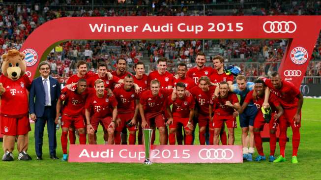 Para pemain, staff dan pelatih Bayern Munich berpose dengan trofi Audi Cup 2015.  Reuters / Jason Cairnduff