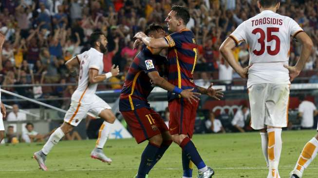 Bintang Barcelona Lionel Messi merayakan gol ke gawang AS Roma dengan Neymar. Reuters/Albert Gea