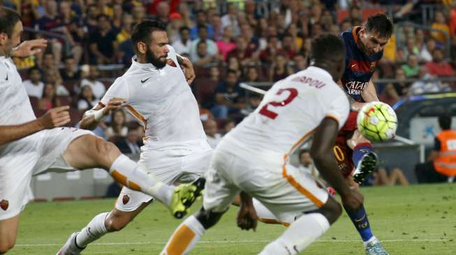 Bintang Barcelona Lionel Messi mencetak gol ke gawang AS Roma. Reuters/Albert Gea