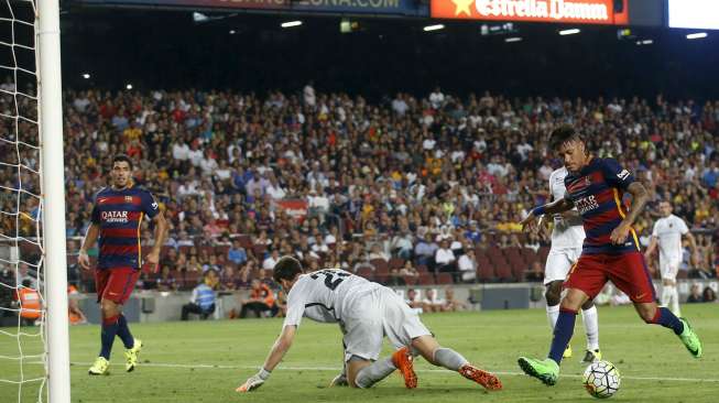 Pemain Barcelona Neymar mencetak gol ke gawang AS Roma. Reuters/Albert Gea