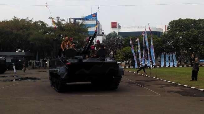 Menteri Susi Bikin Heboh Lagi, Kendarai Tank Marinir