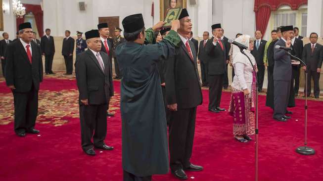 Presiden Joko Widodo melantik sembilan anggota Komisi Kejaksaan periode 2015-2020.