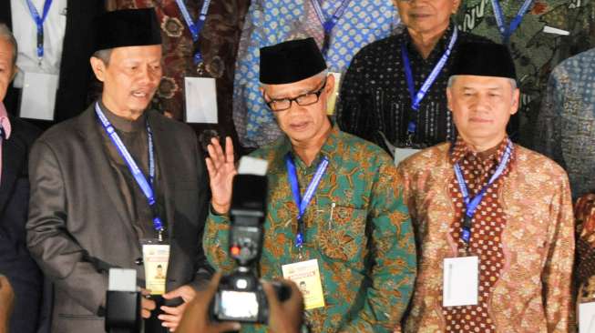 Ketua Umum Muhammadiyah baru, Haedar Nashir (tengah). (Antara)