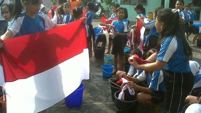 Sambut HUT RI, Ratusan Siswa SD di Solo Cuci Bendera Merah Putih