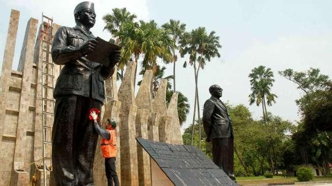 Pembersihan patung dan monumen sekitar Tugu Proklamasi ini 