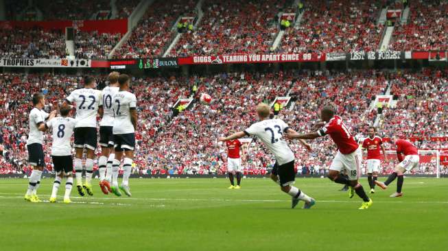 Kapten MU Wayne Rooney melepaskan tendangan bebas (8/8) [Reuters/Jason Cairduff]
