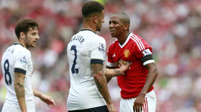 Punggawa MU Ashley Young bersitegang dengan Kyle Walker (8/8) [Reuters/Darren Staples]