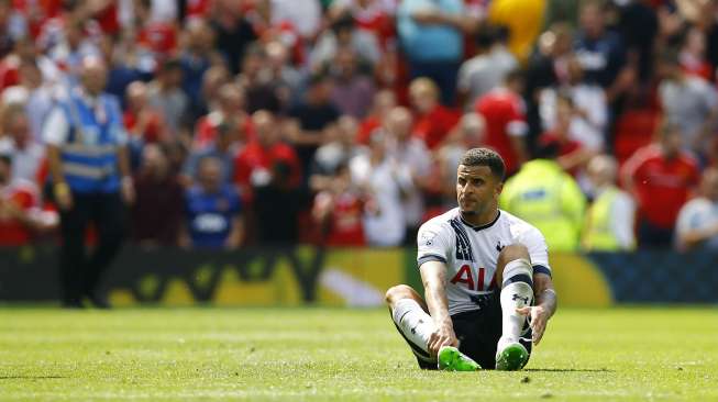 Reaksi punggawa Tottenham Hotspur Kyle Walker usai mencetak gol bunuh diri (8/8) [Reuters/Darren Staples]