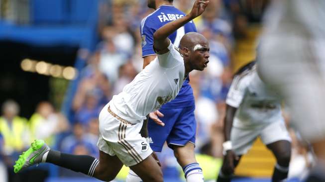 Pemain Swansea Andrew Ayew rayakan golnya ke gawang Chelsea (9/8) [Reuters/John Sibley]