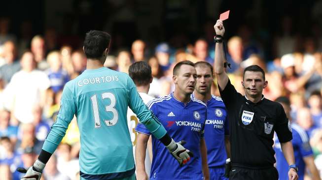 Wasit Michael Oliver mengusir penjaga gawang Chelsea Thibaut Courtois keluar lapangan (9/8) [Reuters/Eddie Keogh]