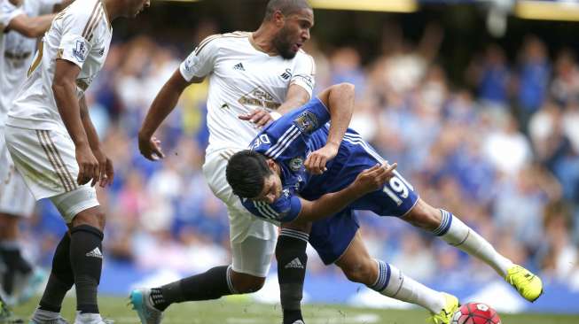 Diego Costa kalah duel dengan pemain Swansea Ashley Williams (9/8) [Reuters/John Sibley]