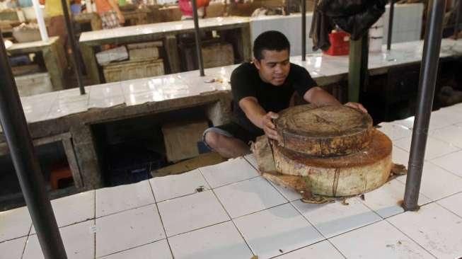 Aksi mogok digelar pedagang lantaran melambungnya harga jual daging sapi dari rumah potong yang mencapai Rp. 120.000 per kg. [Suara.com/Kurniawan Mas'ud]