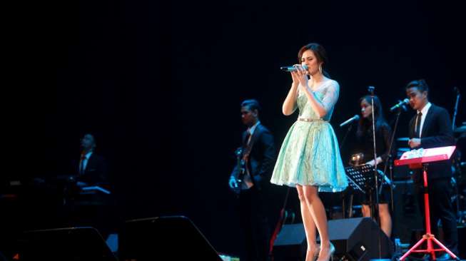 Penyanyi Raisa Andriana membuka konser A Night to Remember yang digelar malam ini, Sabtu (8/8) di Indonesia Convention Exhibition (ICE), BSD City, Tangerang, Banten. [Antara/Muhhamad Adimaja]