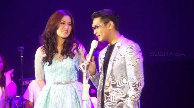 Afgan menghangatkan konser A Night to Remember di ndonesia Convention Exhibition (ICE), BSD City, Tangerang Selatan, Sabtu (8/9). [Suara.com/Ismail]