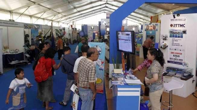 Masyarakat mendatangi ajang Research, Innovation, and Technologi Exhibition (Ritech) Expo di Lapangan D, Senayan, Jakarta, Minggu (9/8). [Suara.com/Kurniawan Mas'ud]