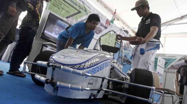 Masyarakat mendatangi ajang Research, Innovation, and Technologi Exhibition (Ritech) Expo di Lapangan D, Senayan, Jakarta, Minggu (9/8). [Suara.com/Kurniawan Mas'ud]