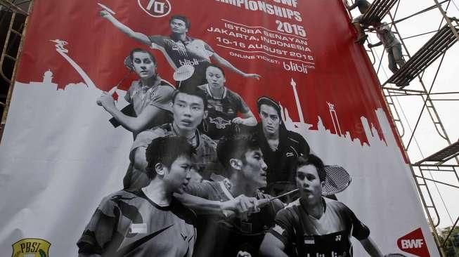 Pekerja menyelesaikan pembuatan stand-stand jelang diselenggarakannya Kejuaraan Dunia Total BWF World Championship 2015 di Istora Senayan, Jakarta, Minggu (9/8). [Suara.com/Kurniawan Mas'ud]