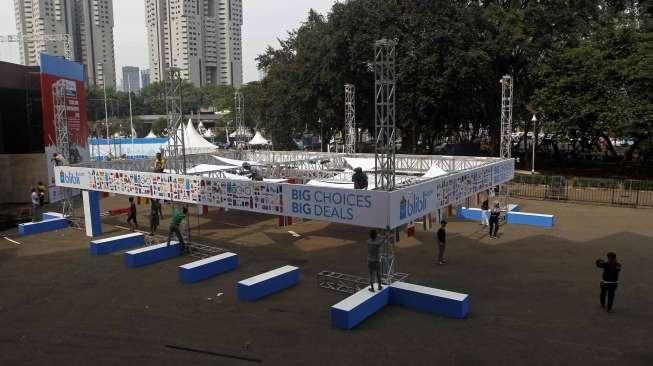 Pekerja menyelesaikan pembuatan stand-stand jelang diselenggarakannya Kejuaraan Dunia Total BWF World Championship 2015 di Istora Senayan, Jakarta, Minggu (9/8). [Suara.com/Kurniawan Mas'ud]