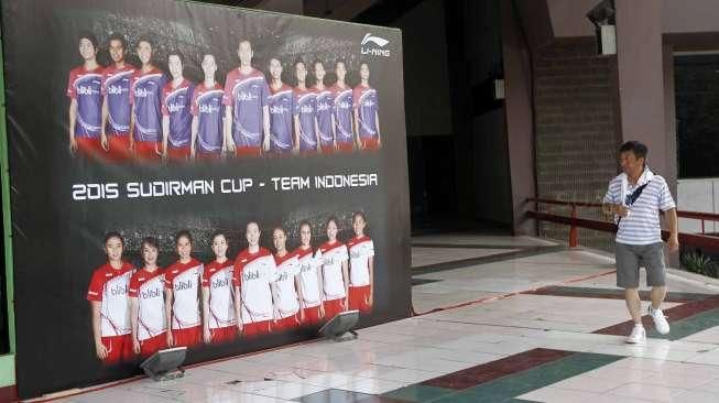 Pekerja menyelesaikan pembuatan stand-stand jelang diselenggarakannya Kejuaraan Dunia Total BWF World Championship 2015 di Istora Senayan, Jakarta, Minggu (9/8). [Suara.com/Kurniawan Mas'ud]