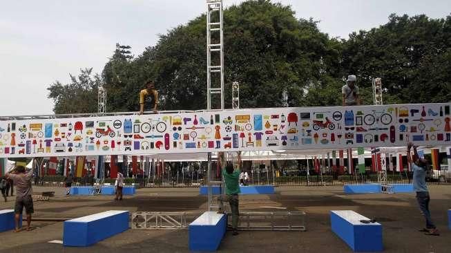 Pekerja menyelesaikan pembuatan stand-stand jelang diselenggarakannya Kejuaraan Dunia Total BWF World Championship 2015 di Istora Senayan, Jakarta, Minggu (9/8). [Suara.com/Kurniawan Mas'ud]