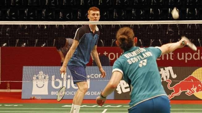 Sejumlah pebulutangkis dunia melakukan latihan dan uji coba lapangan Kejuaraan Dunia Total BWF World Championship 2015 di Istora Senayan, Jakarta, Minggu (9/8). [Suara.com/Kurniawan Mas'ud]