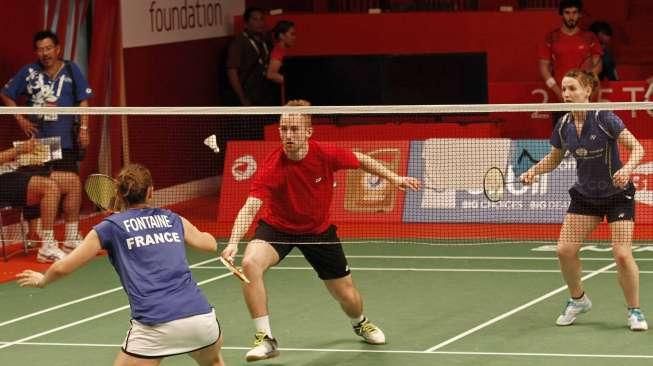 Sejumlah pebulutangkis dunia melakukan latihan dan uji coba lapangan Kejuaraan Dunia Total BWF World Championship 2015 di Istora Senayan, Jakarta, Minggu (9/8). [Suara.com/Kurniawan Mas'ud]