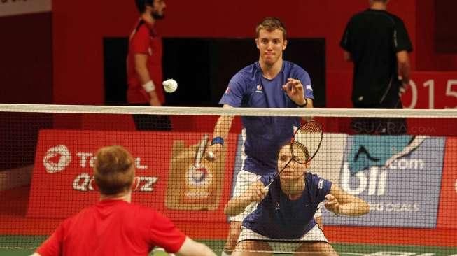 Sejumlah pebulutangkis dunia melakukan latihan dan uji coba lapangan Kejuaraan Dunia Total BWF World Championship 2015 di Istora Senayan, Jakarta, Minggu (9/8). [Suara.com/Kurniawan Mas'ud]