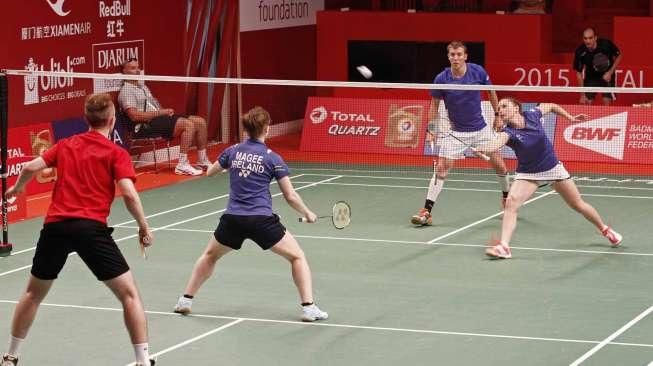 Sejumlah pebulutangkis dunia melakukan latihan dan uji coba lapangan Kejuaraan Dunia Total BWF World Championship 2015 di Istora Senayan, Jakarta, Minggu (9/8). [Suara.com/Kurniawan Mas'ud]