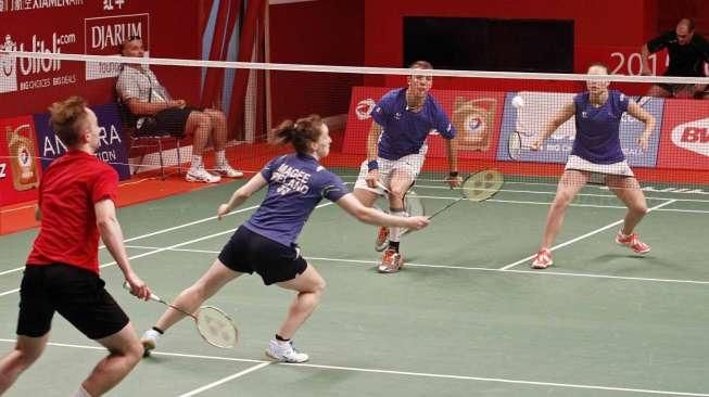 Sejumlah pebulutangkis dunia melakukan latihan dan uji coba lapangan Kejuaraan Dunia Total BWF World Championship 2015 di Istora Senayan, Jakarta, Minggu (9/8). [Suara.com/Kurniawan Mas'ud]