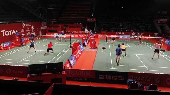 Sejumlah pebulutangkis dunia melakukan latihan dan uji coba lapangan Kejuaraan Dunia Total BWF World Championship 2015 di Istora Senayan, Jakarta, Minggu (9/8). [Suara.com/Kurniawan Mas'ud]