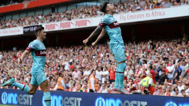 Pemain West Ham United Mauro Zarate merayakan golnya ke gawang Arsenal. Reuters / Tony O'Brien Livepic