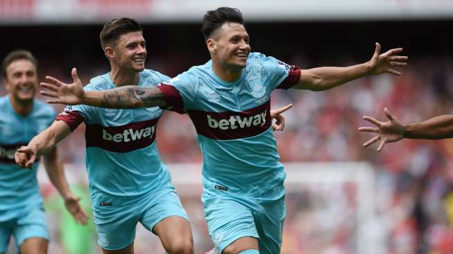 Pemain West Ham United Mauro Zarate merayakan golnya ke gawang Arsenal. Reuters / Tony O'Brien Livepic